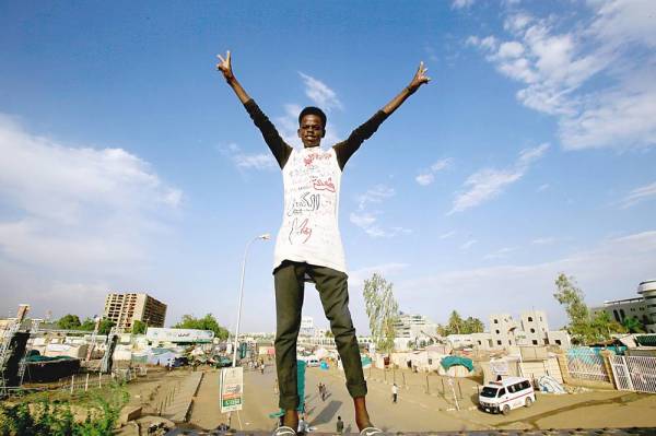 TOPSHOT - A Sudanese man flashes the v for victory sign in Khartoum on June 2, 2019.
 The military ousted president Omar al-Bashir in April after months of protests against his authoritarian rule. Protesters have remained camped out in front of Khartoum's army headquarters to pressure the generals to yield power. Negotiations between protest leaders and the ruling military council have broken down, as the two sides have failed to agree on whether a planned transitional body would be headed by a civilian or a military figure. / AFP / ASHRAF SHAZLY
