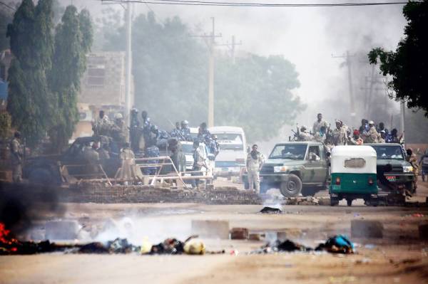 



قوات سودانية تطوق مقر قيادة الجيش في الخرطوم أثناء فض الاعتصام أمس. (أ ف ب)