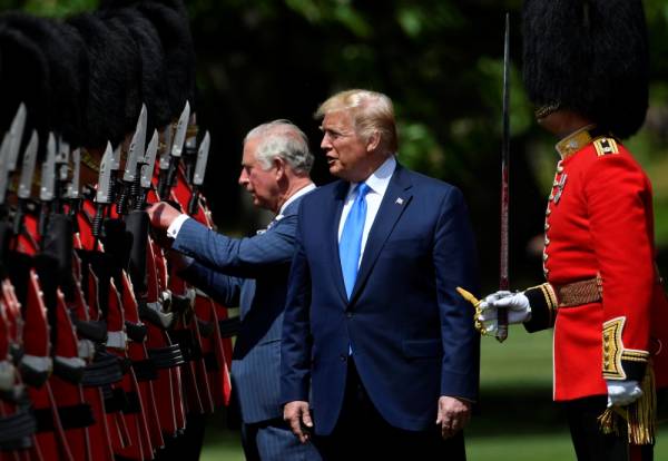 U.S. President Donald Trump inspects an honour guard with Britain's Prince Charles at Buckingham Palace, in London, Britain, June 3, 2019. REUTERS/Toby Melville/Pool