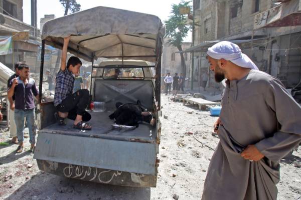 Members of the Syrian Civil Defence (known as the White Helmets) evacuate the wounded following a reported air strike on the town of Maaret al-Numan in the jihadist-held Idlib province on June 3, 2019. / AFP / Abdulaziz KETAZ
