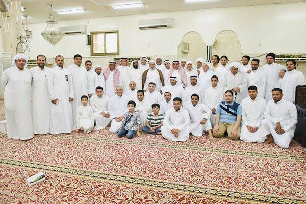 



أهالي القطيف يجتمعون في مساجد الأحياء.. احتفاء بعيد الفطر.