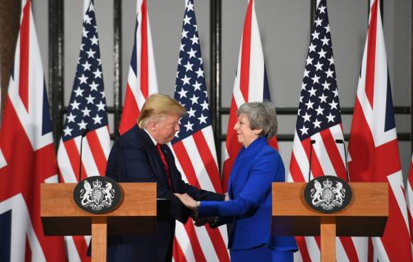 US President Donald Trump (L) shakes hands with Britain's Prime Minister Theresa May (R) during a joint press conference at the Foreign and Commonwealth Office (FCO) in central London on June 4, 2019, on the second day of the US president's three-day State Visit to the UK. US President Donald Trump turns from pomp and ceremony to politics and business on Tuesday as he meets Prime Minister Theresa May on the second day of a state visit expected to be accompanied by mass protests. / AFP / POOL / Stefan Rousseau
