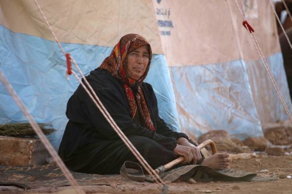 A displaced Syrian woman sits in a camp for internally displaced people near Kah, in the northern Idlib province near the border with Turkey on June 3, 2019 on the eve of Eid al-Fitr, which marks the end of the Muslim holy fasting month of Ramadan. The conflict in Syria has killed more than 370,000 people and displaced millions since it started in 2011. / AFP / Aaref WATAD
