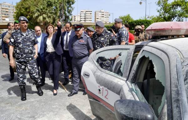 



 وزيرة داخلية لبنان ريا الحسن في موقع الهجوم الانتحاري على دورية للأمن في طرابلس أمس. (رويترز)