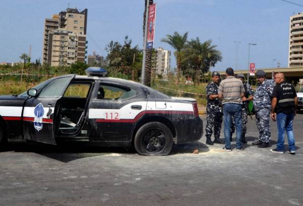 Lebanese policeman gather at the scene where a militant attacked a security forces patrol on Monday night, in Lebanon's northern city of Tripoli, Lebanon June 4, 2019. REUTERS/Omar Ibrahim