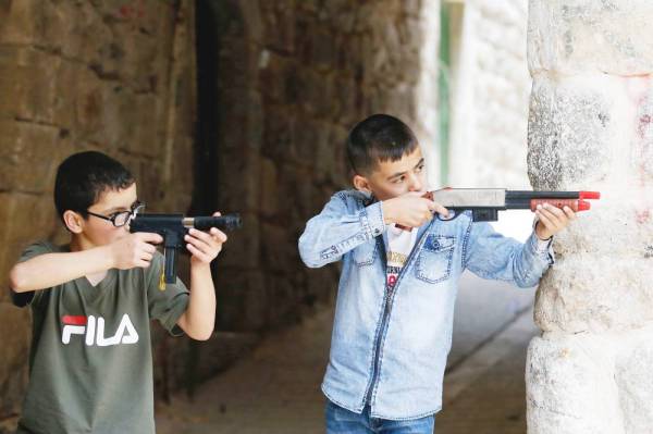 



طفلان فلسطينيان يحملان أسلحة بلاستيكية مزيفة وهما يلعبان في مدينة الخليل أمس. (أ.ف.ب)