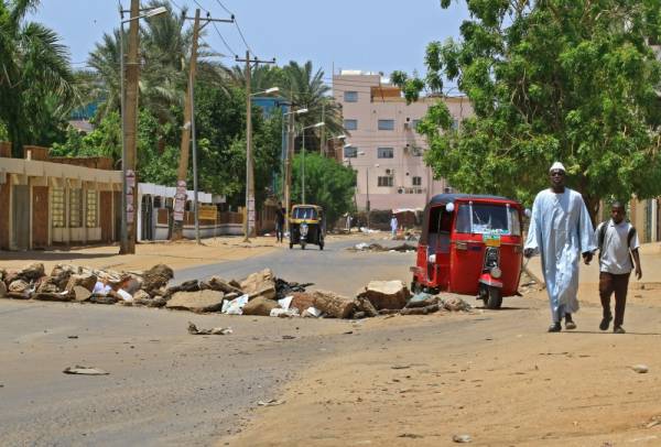 A makeshift barricade erected across a street by demonstrators that is aimed at blocking the security forces is picture on June 6, 2019 in Khartoum. Sudan's health ministry has said «no more than 46» people died in a crackdown on Khartoum protesters, far fewer than the 108 dead reported by doctors close to the demonstrators. The Central Committee for Sudanese Doctors, which is close to the protesters, said Wednesday that at least 108 people had been killed since paramilitaries moved in on a long-running sit-in outside army headquarters the previous day. / AFP / -
