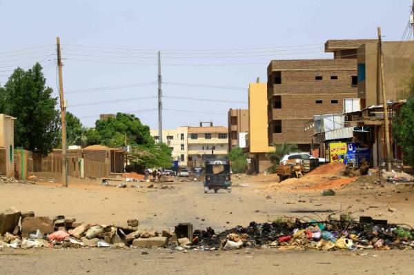 A makeshift barricade erected across a street by demonstrators that is aimed at blocking the security forces is picture on June 6, 2019 in Khartoum. Sudan's health ministry has said «no more than 46» people died in a crackdown on Khartoum protesters, far fewer than the 108 dead reported by doctors close to the demonstrators. The Central Committee for Sudanese Doctors, which is close to the protesters, said Wednesday that at least 108 people had been killed since paramilitaries moved in on a long-running sit-in outside army headquarters the previous day. / AFP / -
