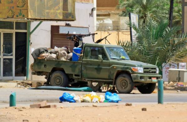 Members of Sudan's security forces rest under a military vehicle on June 6, 2019 in Khartoum. Sudan's health ministry has said «no more than 46» people died in a crackdown on Khartoum protesters, far fewer than the 108 dead reported by doctors close to the demonstrators. The Central Committee for Sudanese Doctors, which is close to the protesters, said Wednesday that at least 108 people had been killed since paramilitaries moved in on a long-running sit-in outside army headquarters the previous day. / AFP / -
