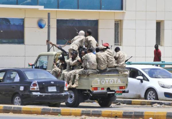 



قوات أمن سودانية خلال دورية في الخرطوم أمس. (أ ف ب)