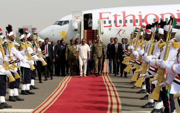 Ethiopian Prime Minister Abiy Ahmed, arrives to mediate in the political crisis that has followed after the overthrow of Sudanese President Omar al-Bashir, at the airport in Khartoum, Sudan June 7, 2019. REUTERS/Mohamed Nureldin Abdallah TPX IMAGES OF THE DAY