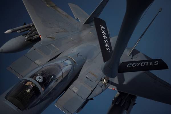 A U.S. Air Force F-15C Eagle receives fuel from a KC-135R Stratotanker at an undisclosed location, in Arabian Gulf, June 2, 2019. Picture taken June 2, 2019. Sgt. Keifer Bowes/U.S. Navy/Handout via REUTERS ATTENTION EDITORS- THIS IMAGE HAS BEEN SUPPLIED BY A THIRD PARTY.