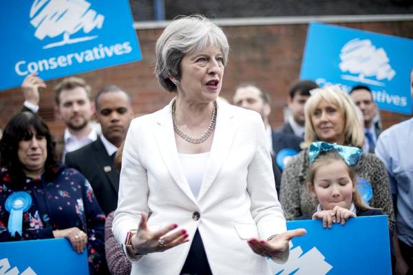 FILE PHOTO: Prime Minister Theresa May speaks to party supporters at Sedgley Conservative Club in Dudley, United Kingdom May 4, 2018. Anthony Devlin/Pool via REUTERS/File Photo