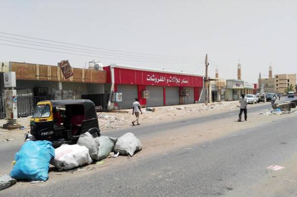 



سودانيون يتجولون أمام المتاجر المغلقة في العاصمة السودانية الخرطوم أمس، في ثاني أيام حملة العصيان المدني على مستوى البلاد، حيث تشهد الشوارع العامة عودة بطيئة للحياة. (أ.ف.ب)