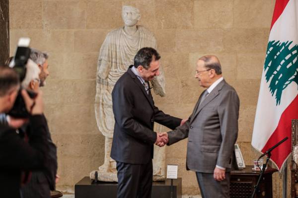 Lebanese President Michel Aoun (R) shakes hands with Nizar Zakka (C), a Lebanese national and US resident arrested in 2015 and sentenced to 10 years in jail on espionage charges, at the presidential palace in Baabda, east of the capital Beirut on June 11, 2019. Zakka was arrested in September 2015 during a visit to Iran, where he was convicted the following July. He was freed by Iran on June 11, 2019. / AFP / ANWAR AMRO 