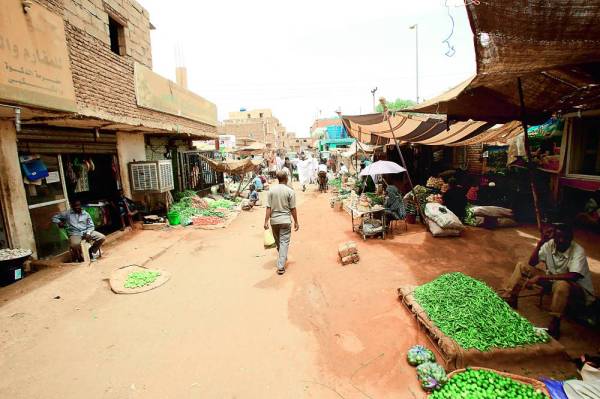 



سودانيون في السوق المركزي بالخرطوم حيث بقيت معظم المتاجر والشركات مغلقة في اليوم الثالث للاعتصام أمس. (أ ف ب)