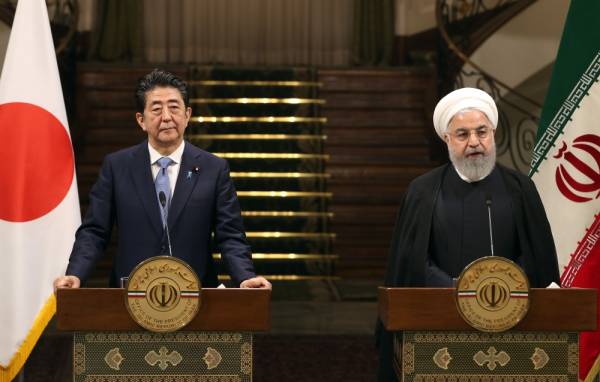 Iranian President Hassan Rouhani (R) give a joint press conference with Japanese Prime Minister Shinzo Abe, at the Saadabad Palace in the capital Tehran on June 12, 2019. Abe arrived in Tehran on June 12 for a rare diplomatic mission, hoping to defuse tensions between the Islamic republic and Tokyo's ally Washington. / AFP / - 