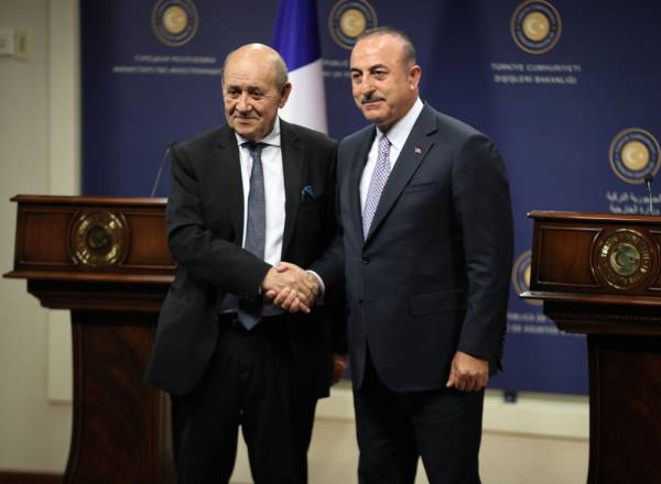 A handout photo released by the Turkish Foreign Minister's Press Office shows French Foreign Minister Jean-Yves Le Drian (L) and his Turkish counterpart Mevlut Cavusoglu (R) shaking hands during their press conference in Ankara, on June 13, 2019. The French Foreign Minister is in Turkey for talks on bilateral and international developments such as the war in Syria or the tensions in the Mediterranean Sea, as well as Turkey's status in the accession process to the EU. - RESTRICTED TO EDITORIAL USE - MANDATORY CREDIT «AFP PHOTO / HO / TURKISH FOREIGN MINISTRY / CEM OZDEL» - NO MARKETING - NO ADVERTISING CAMPAIGNS - DISTRIBUTED AS A SERVICE TO CLIENTS / AFP / TURKISH FOREIGN MINISTRY / HANDOUT / RESTRICTED TO EDITORIAL USE - MANDATORY CREDIT «AFP PHOTO / HO / TURKISH FOREIGN MINISTRY / CEM OZDEL» - NO MARKETING - NO ADVERTISING CAMPAIGNS - DISTRIBUTED AS A SERVICE TO CLIENTS 