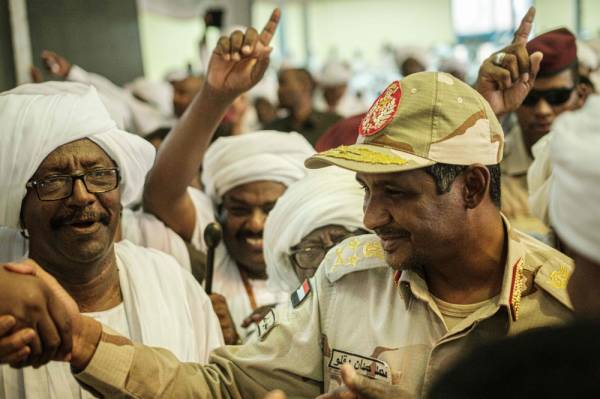 Sudanese General Mohamed Hamdan Dagalo, also known as Himediti, deputy head of Sudan's ruling Transitional Military Council (TMC) and commander of the Rapid Support Forces (RSF) paramilitaries, greets his supporters during a meeting in the capital Khartoum on June 18, 2019. / AFP / Yasuyoshi CHIBA 