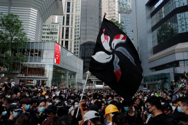 People protest outside police headquarters, demanding Hong Kong’s leaders to step down and withdraw the extradition bill, in Hong Kong, China June 21, 2019. REUTERS/Tyrone Siu