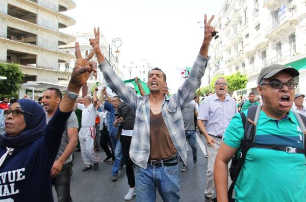 Algerian protesters shout anti-system slogans during the weekly Friday demonstration in the capital Algiers on June 21, 2019. Hundreds of Algerian protesters gathered in the capital despite a spate of arrests ahead of the latest weekly rally since the April 2 resignation of longtime president Abdelaziz Bouteflika, AFP correspondents said. The demonstrators in central Algiers brandished the Algerian flag that has been a mainstay of the protests but some also carried the Berber colours despite a ban on the minority's flag imposed this week by army chief General Ahmed Gaid Salah, Algeria's strongman since Bouteflika's ouster.
/ AFP / - 