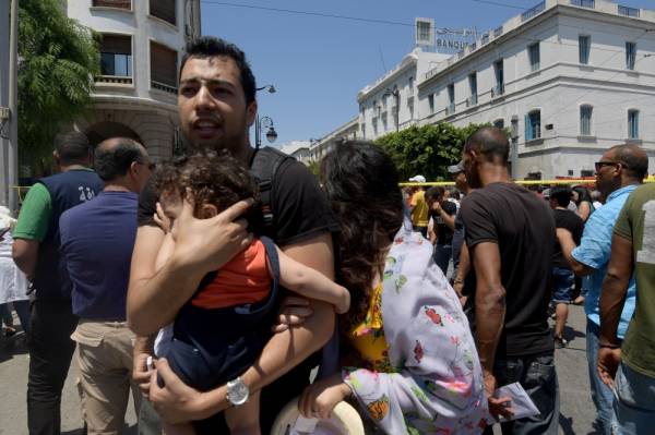 Tunisian civilians react at the site of an attack in the Tunisian capital's main avenue Habib Bourguiba on June 27, 2019. A suicide attack targeted police on the main street of Tunisia's capital morning, wounding a civilian and several police personnel, a police officer at the scene told AFP. / AFP / Fethi Belaid 