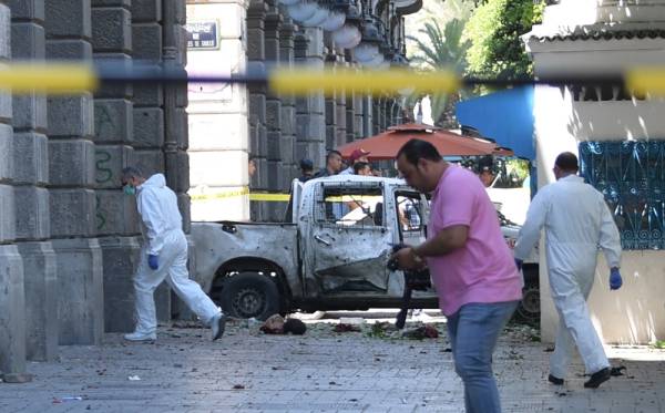 EDITORS NOTE: Graphic content / Body parts lie next to a shrapnel riddled vehicle as Tunisian forensic work at the site of attack in the Tunisian capital's main avenue Habib Bourguiba on June 27, 2019. / AFP / Fethi Belaid 