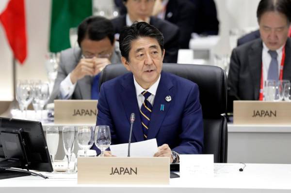 Shinzo Abe, Japan's prime minister speaks during a working lunch at the G20 summit in Osaka on June 28, 2019. / AFP / POOL / Kiyoshi Ota
