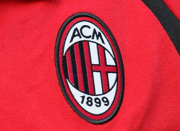 (FILES) A file photo taken on September 10, 2006 shows the AC Milan' logo before their Serie A football match AC Milan vs Lazio, in Milan. AC Milan, qualified for the Europa League, has been excluded from European competitions for the 2019/2020 season for non-compliance with the rules of financial fair play, announced the Court of Arbitration for Sport (CAS) on June 28, 2019, in Lausanne. The club, fifth in the Italian league, was qualified for the group phase of the Europa League (C3). He was pinned in April for failing to meet the financial balance required by UEFA over the past three years. / AFP / PACO SERINELLI
