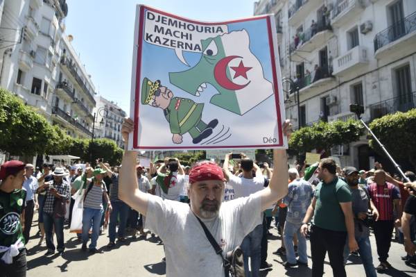 Algerian demonstrators take to the streets in the capital Algiers during the weekly Friday protest against the government on June 28, 2019. Hundreds of Algerian protesters gathered in the city centre for the latest weekly rally since the April 2 resignation of longtime president Abdelaziz Bouteflika.
/ AFP / RYAD KRAMDI 