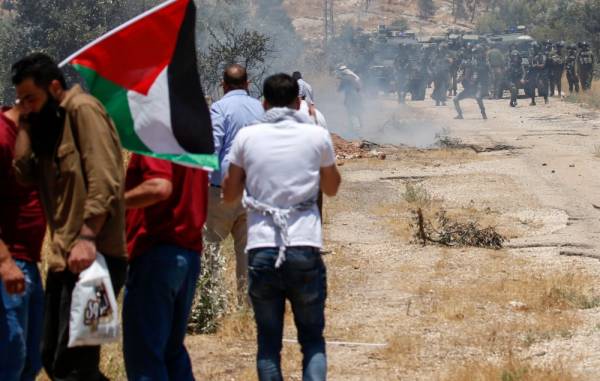 Israeli forces fire tear gas canisters during clashes with Palestinian protesters following a rally against the occupation in the village of Azmut, in the north of the Israeli-occupied West Bank, on June 28, 2019. / AFP / JAAFAR ASHTIYEH 