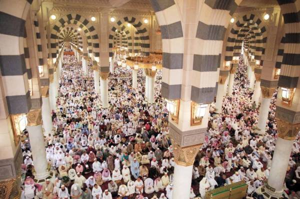 



مصلون ينصتون لخطبة الجمعة في المسجد النبوي.