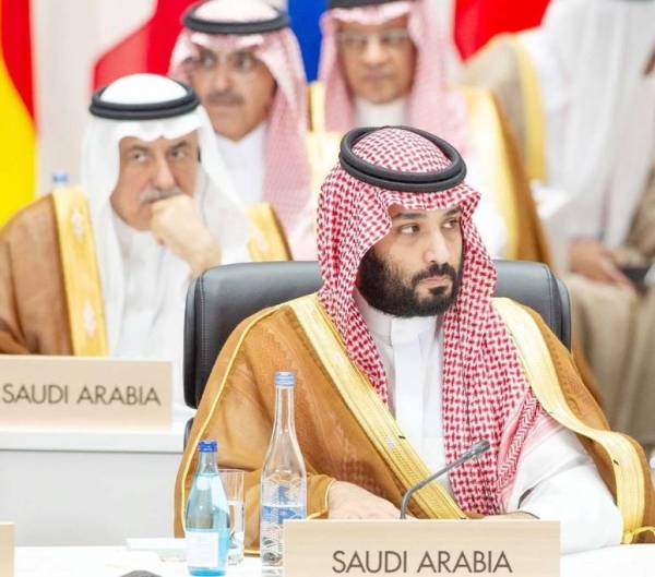 الأمير محمد بن سلمان مشاركا في ختام القمة أمس. (عكاظ)