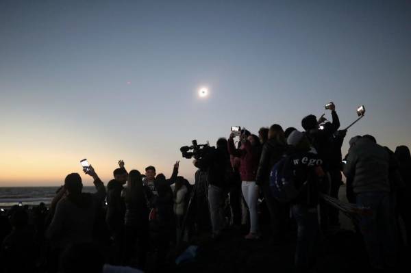 People watch a solar eclipse at La Serena, Chile, July 2, 2019. REUTERS/Pablo Sanhueza NO RESALES. NO ARCHIVES