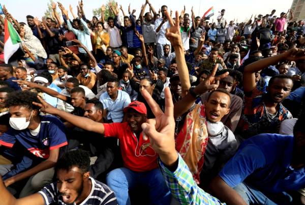 FILE PHOTO: Sudanese demonstrators cheer as they attend a protest rally demanding Sudanese President Omar Al-Bashir to step down outside the Defense Ministry in Khartoum, Sudan, April 11, 2019. To match Special Report SUDAN-BASHIR/FALL. REUTERS/Stringer/File Photo