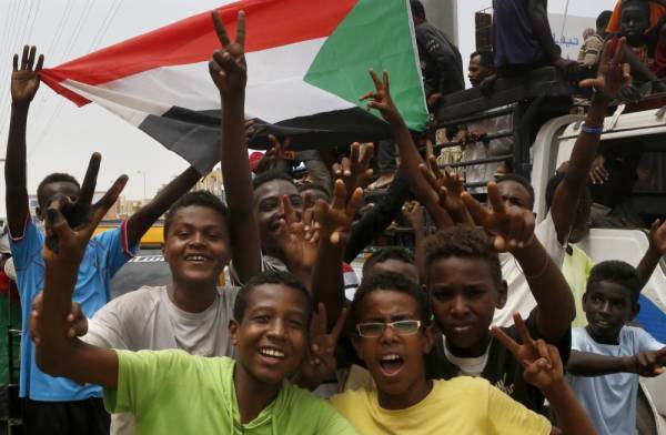 Sudanese protestors celebrate in the streets of Khartoum after ruling generals and protest leaders announced they have reached an agreement on the disputed issue of a new governing body on July 5, 2019. The landmark agreement came after two days of talks following the collapse of the previous round of negotiations in May over who should lead the new ruling body -- a civilian or soldier. «The two sides agreed on establishing a sovereign council with a rotating military and civilian (presidency) for a period of three years or little more,» African Union mediator Mohamed El Hacen Lebatt told reporters.
/ AFP / ASHRAF SHAZLY 