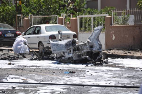 A forensic officer inspects the blast site in Reyhanli, a Turkish town in Hatay province near the border with Syria, Turkey, July 5, 2019. Ferhat Dervisoglu/Demiroren News Agency via REUTERS ATTENTION EDITORS - THIS PICTURE WAS PROVIDED BY A THIRD PARTY. NO RESALES. NO ARCHIVE. TURKEY OUT. NO COMMERCIAL OR EDITORIAL SALES IN TURKEY.