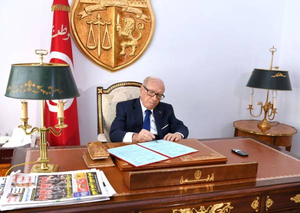 A handout picture provided by the Tunisian Presidency Press Service on July 5, 2019 shows President Beji Caid Essebsi seated at his desk at the presidential palace in the capital's eastern suburb of Carthage, signing a decree for the legislative and presidential elections, upon his resumption of duties following a two-week sick leave. - === RESTRICTED TO EDITORIAL USE - MANDATORY CREDIT «AFP PHOTO / HO / PRESIDENCY PRESS SERVICE» - NO MARKETING NO ADVERTISING CAMPAIGNS - DISTRIBUTED AS A SERVICE TO CLIENTS === / AFP / TUNISIAN PRESIDENCY / SLIM ABID / === RESTRICTED TO EDITORIAL USE - MANDATORY CREDIT «AFP PHOTO / HO / PRESIDENCY PRESS SERVICE» - NO MARKETING NO ADVERTISING CAMPAIGNS - DISTRIBUTED AS A SERVICE TO CLIENTS === 