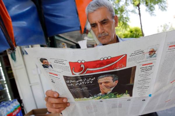 An Iranian man reads a local newspaper in the capital Tehran on July 8, 2019.   Iran's uranium enrichment levels passed 4.5 percent on today, exceeding the 2015 nuclear deal cap, Iran's atomic energy organisation spokesperson Behrouz Kamalvandi said according to the semi-official ISNA News Agency. / AFP / afp / str
