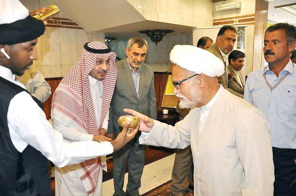 



حاج إيراني لحظة استقباله في مطار المدينة المنورة.