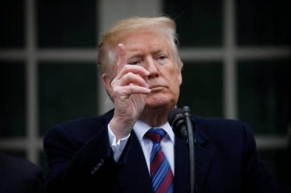 U.S. President Donald Trump speaks to reporters in the Rose Garden after a meeting with U.S. Congressional leaders about the government shutdown and border security at the White House in Washington, U.S., January 4, 2019. REUTERS/Carlos Barria