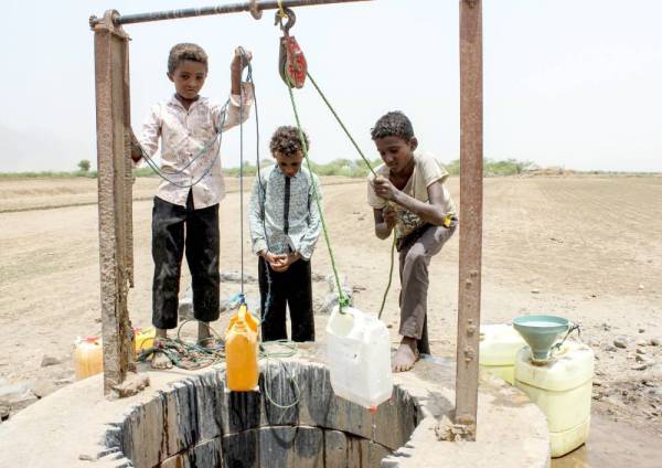 



أطفال يمنيون أجبرتهم المليشيا على النزوح من مديرية الدريهمي  جنوب شرق الحديدة، يبحثون عن المياه في أحد الآبار أمس الأول (أ.ف.ب)