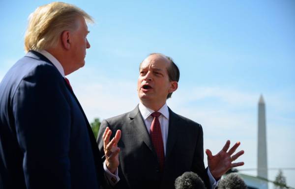 US President Donald Trump (L) looks on as US Labor Secretary Alexander Acosta gestures as they speak to the media on July 12, 2019 at the White House in Washington, DC.
 Alex Acosta announced his resignation as US Labor secretary, amid criticism of a secret plea deal he negotiated a decade ago with Jeffrey Epstein, the financier accused of sexually abusing young girls. «I called the president this morning and told him that I thought the right thing was to step aside,» Acosta said in a joint appearance with President Donald Trump at the White House. 
 / AFP / Alastair Pike
