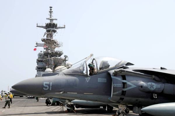 



طائرة أمريكية من طراز AV-8B Harrier على متن السفينة الحربية USS Boxer  في بحر العرب قبالة سواحل عُمان. (رويترز)