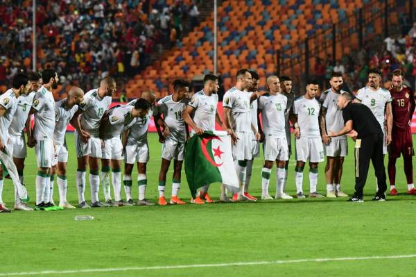 Algerian players celebrate after winning the 2019 Africa Cup of Nations (CAN) Final football match between Senegal and Algeria at the Cairo International Stadium in Cairo on July 19, 2019.  / AFP / Giuseppe CACACE
