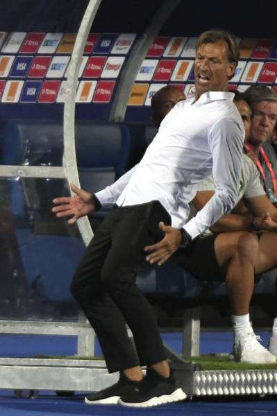 Morocco's coach Herve Renard reacts during the 2019 Africa Cup of Nations (CAN) Group D football match between Morocco and Ivory Coast at the Al Salam Stadium in the Egyptian capital Cairo on June 28, 2019. / AFP / Khaled DESOUKI
