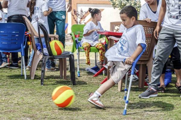 A Palestinian amputee boy plays football during a summer camp origanized by the Palestinian Children's Relief Fund (PCRF) in the town of Khan Yunis in the southern Gaza strip on August 3, 2019. PCRF is a non-governmental organisation providing physical and psychological services for disabled children in Gaza Strip. The organisation has launched its first summer camp this year targeting children who lost their limbs during the Israeli wars. / AFP / SAID KHATIB
