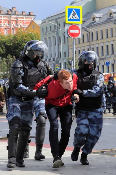 Law enforcement officers detain a participant in a rally calling for opposition candidates to be registered for elections to Moscow City Duma, the capital's regional parliament, in Moscow, Russia August 3, 2019. REUTERS/Tatyana Makeyeva