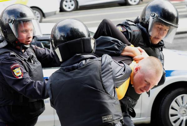 Law enforcement officers detain a participant in a rally calling for opposition candidates to be registered for elections to Moscow City Duma, the capital's regional parliament, in Moscow, Russia August 3, 2019. REUTERS/Shamil Zhumatov