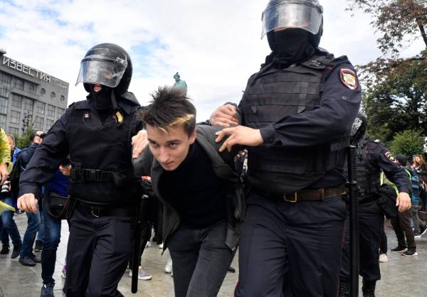 Riot police officers detain a participant of an unsanctioned rally urging fair elections at Moscow's Pushkinskaya Square on August 3, 2019. The rally is the latest in a series of demonstrations after officials refused to let popular opposition candidates run in next month's city parliament elections. / AFP / Alexander NEMENOV
